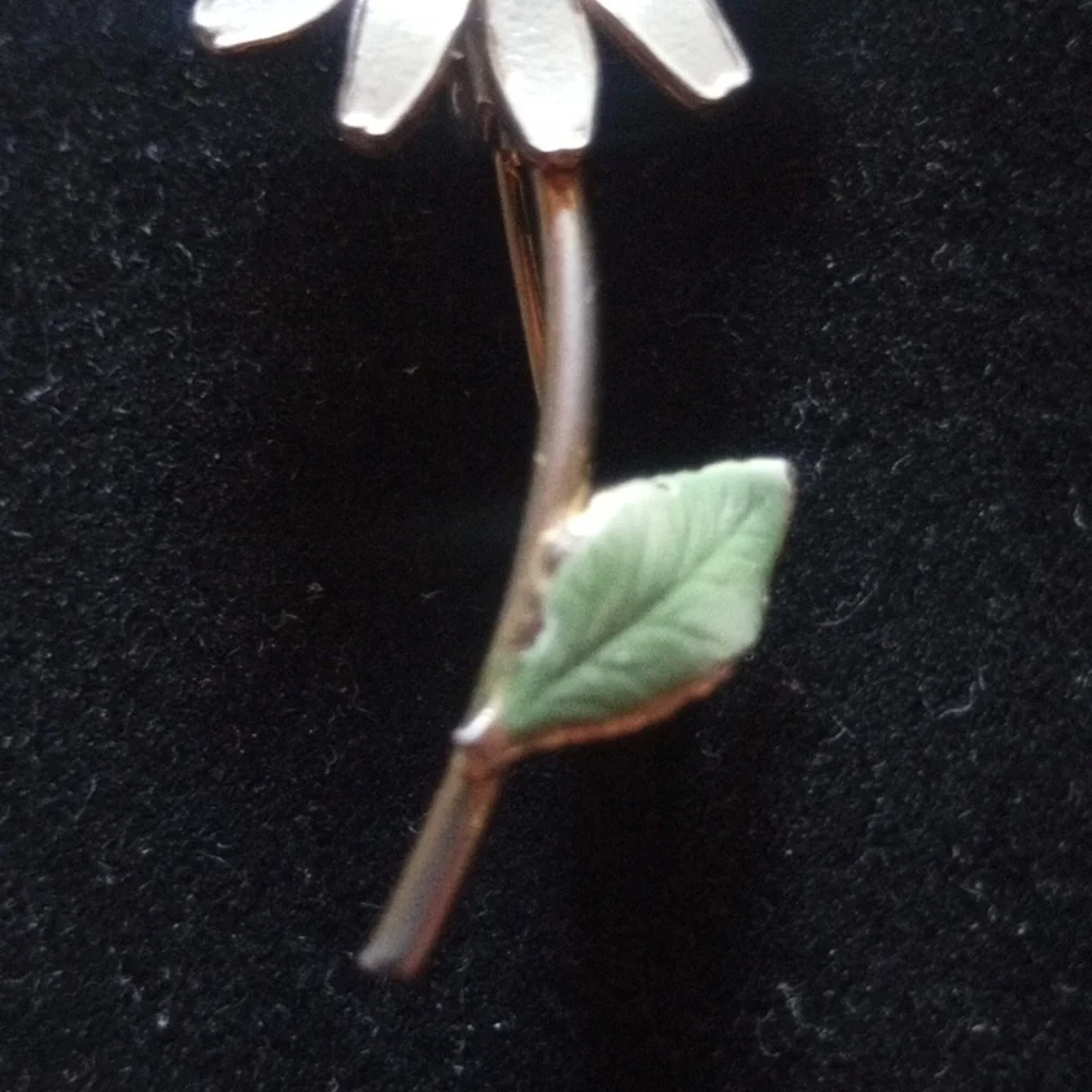 Gold Tone and White Daisy Brooch